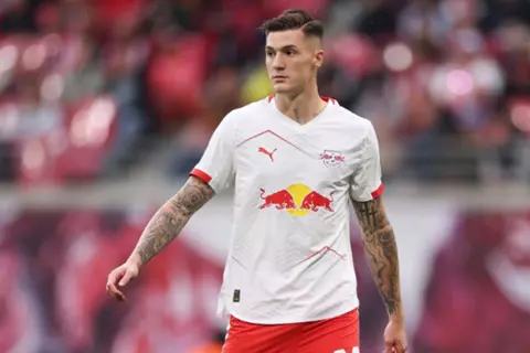 سكاي سبورتس: أرسنال يفاوض لايبزيج لضم سيسكو